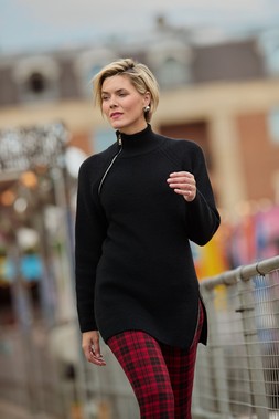 WK845A Lexie Longline Zip Detail Jumper Black £50 WB685A Vivienne Check Trousers Red £50 0065