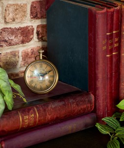 Magnificent Magnified Table Clock £40