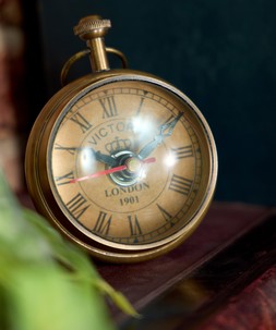 Magnificent Magnified Table Clock £40
