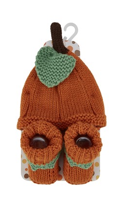 TK Maxx - hat & booties set - &euro;8.99 - 3430[1]