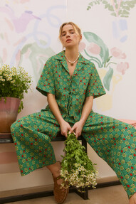 https://www.prshots.co.uk/contents/archives/329/362/images/thumb350x287_auto/oliver-bonas_green-strawberry-cropped-wide-leg-trousers-gbp68_thumb.jpg