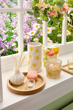 B&M HOME SS26 // COUNTRY RUSTIC // DIFFUSER AND CANDLE SET £7 // 3D DESIGN LARGE DAISY VASE £5 // FLORAL LED LIGHT UP CANDLE £5 //