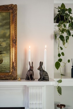 AW25 Ivyline - CAST ALUMINIUM HARE CANDLE HOLDER ANTIQUE BRASS