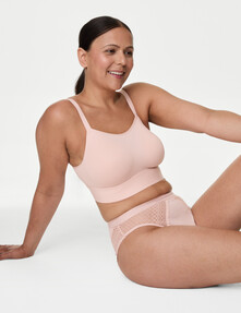 https://www.prshots.co.uk/contents/archives/98/201/images/thumb350x287_auto/marks_amp_spencer_ms-non-wired-post-surgery-cami-bra-a-h-18-pin__d1fd0_thumb.jpg